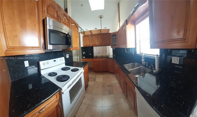 Building Photo - 2675 Parkview Dr S