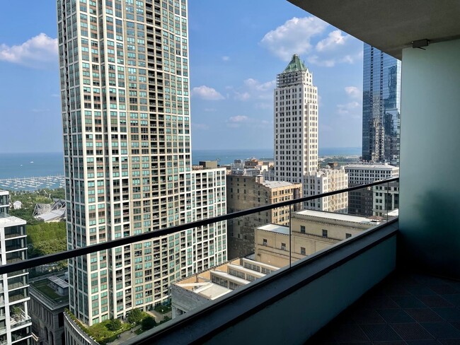 Building Photo - Luxury 1bed/1bath AVAILABLE in the LOOP