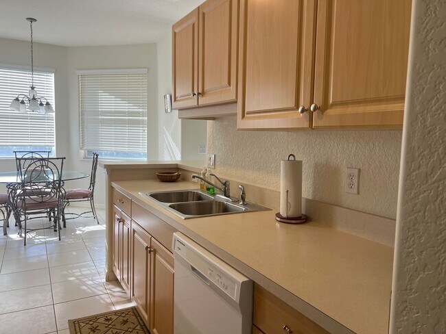 Building Photo - Available 2BR+Den/2BA/1CG 1st Floor Condo