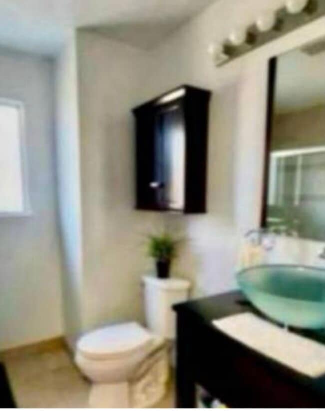 Building Photo - 2828 Hillcrest Ave