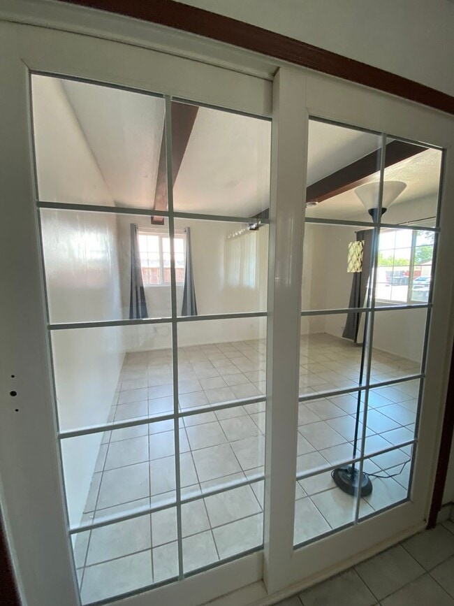 Building Photo - Nice 3 bedroom 1 bath with office Walking ...