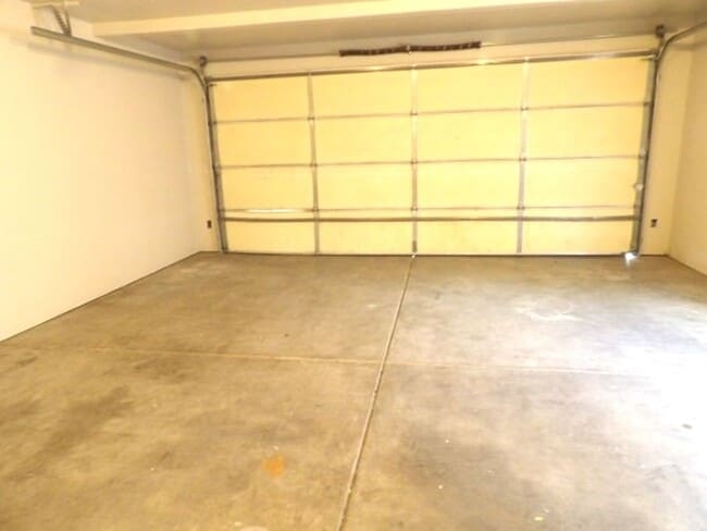 Building Photo - 4 bed/2.5 bath Single Family Home