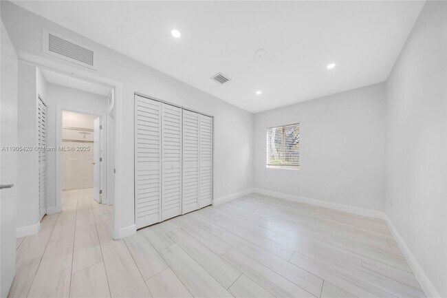 Building Photo - 2306 N 28th Ave