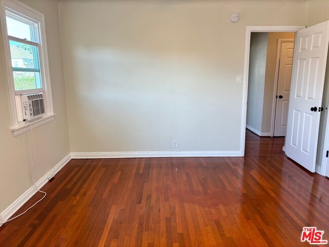 Building Photo - 1075 S Ogden Dr