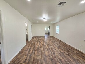 Building Photo - 3 Bedroom, 1 Bath Home in Shawnee!