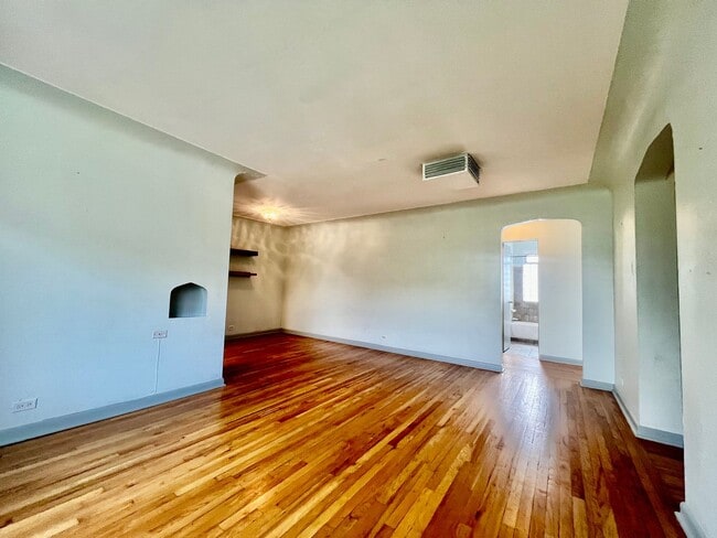 Building Photo - Charming Condo in Capitol Hill