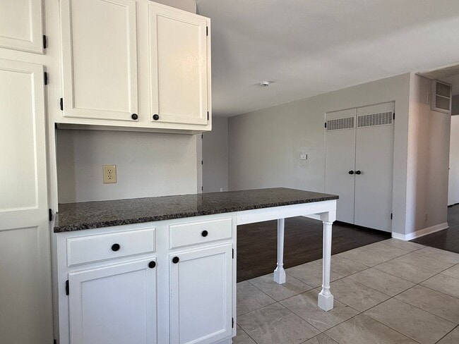 Building Photo - 2 bedroom 1 bath with carport in Washburn Rural School district