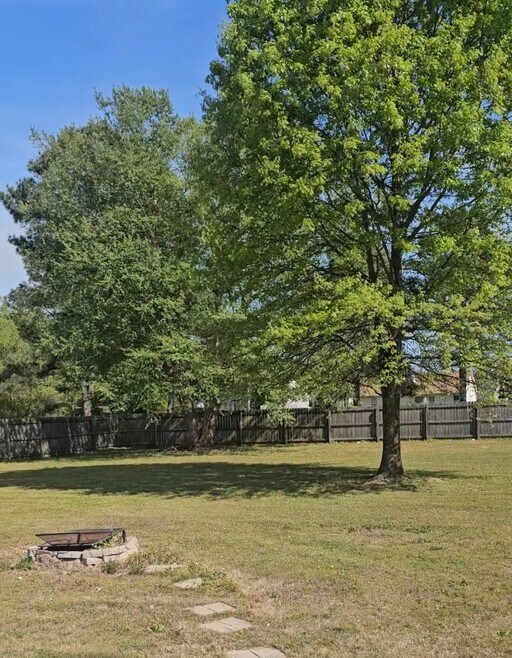 Building Photo - 442 Northwoods Dr