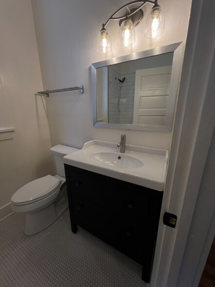 Building Photo - 516 E 8th St