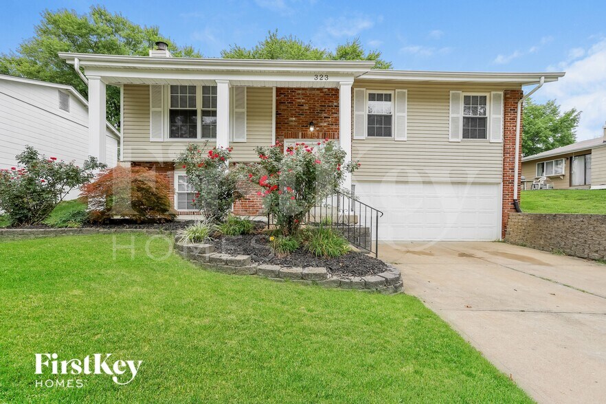 Building Photo - 323 Turfwood Dr