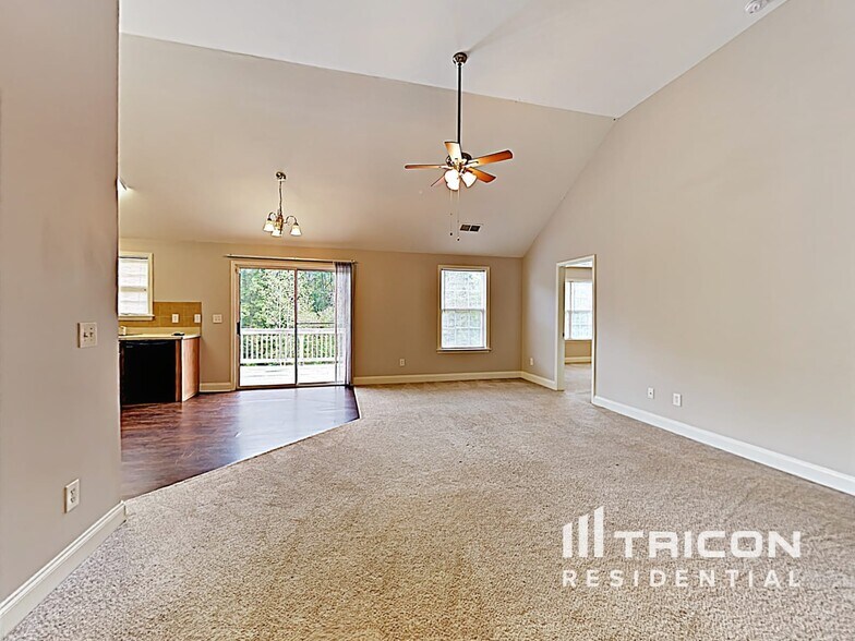 Building Photo - 2309 Saluda Dr