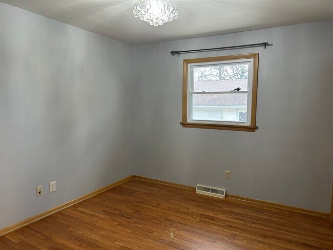 Building Photo - Brick Ranch for Rent in Mayfield HTS walking distance to Golden Gate Plaza
