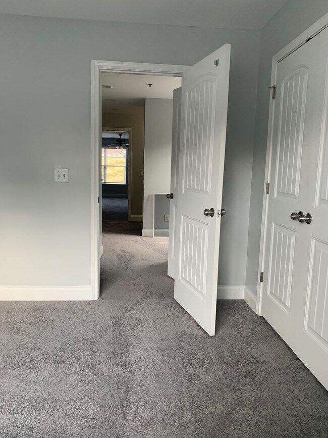 Building Photo - Lovely Eastside Townhome Condo Near Vet School- 3BR/3BATH!