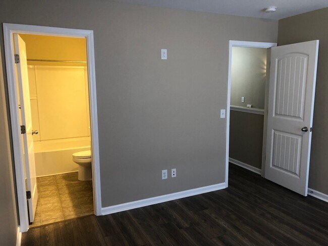 Building Photo - 121 Shadow Creek Cove