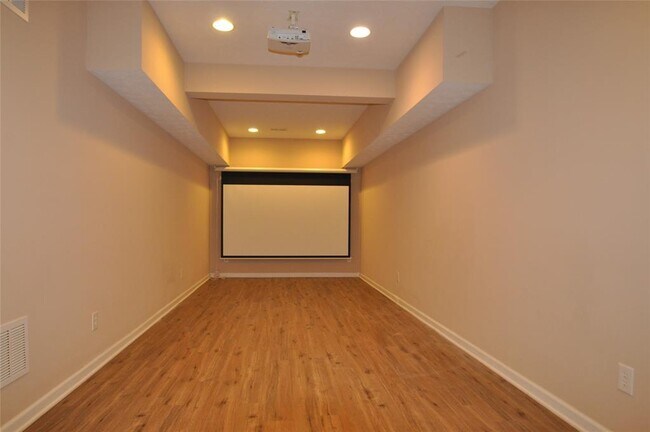 Building Photo - 2556 Diamond Lake Dr