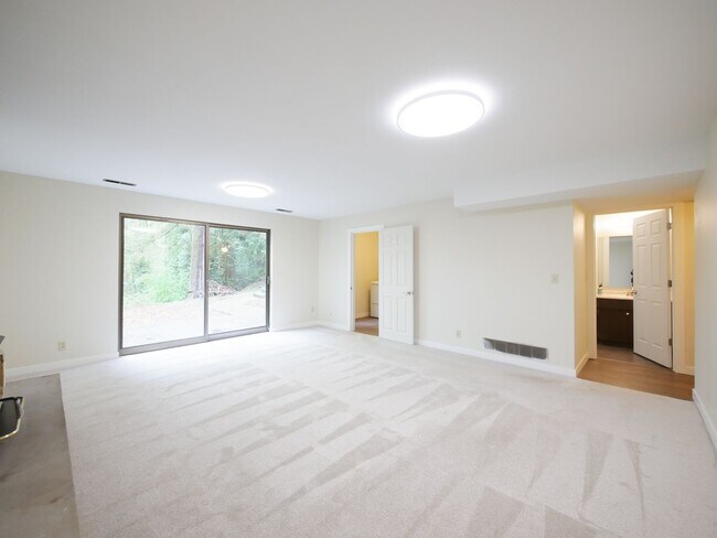 Building Photo - 3 Bed and 3 Bath Plus Office Private Singl...