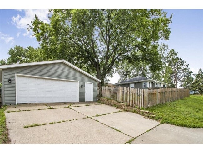 Building Photo - 629 E 67th St