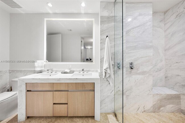 Building Photo - 2831 S Bayshore Dr