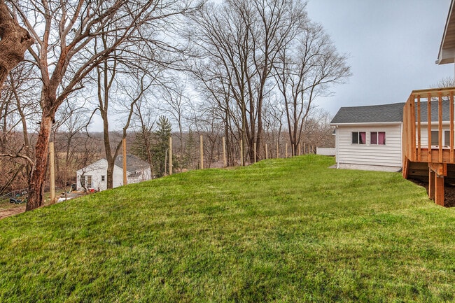 Building Photo - Updated 3 Bed 2 Bath Home