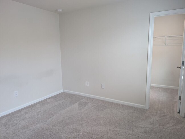 Building Photo - Move-in ready Ranch Style Home Located in ...