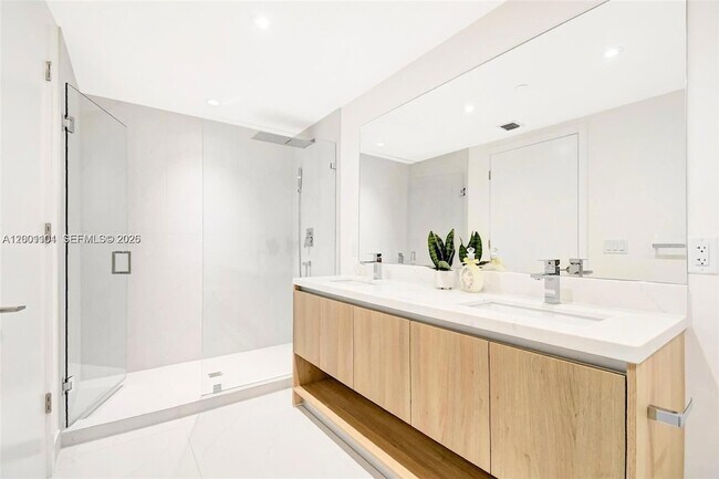 Building Photo - 9901 W Bay Harbor Dr