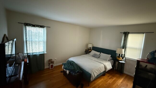 Building Photo - 484 Main St