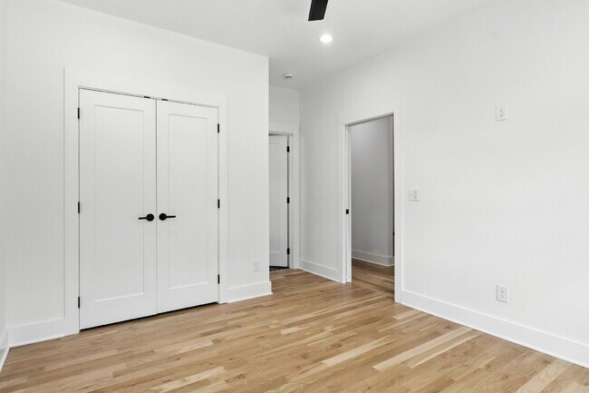 Building Photo - "Spacious 4-Bed, 4-Bath Gem in Nashville -...