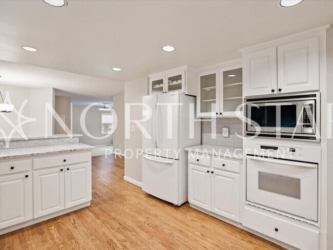 Building Photo - Traditional Home with Views