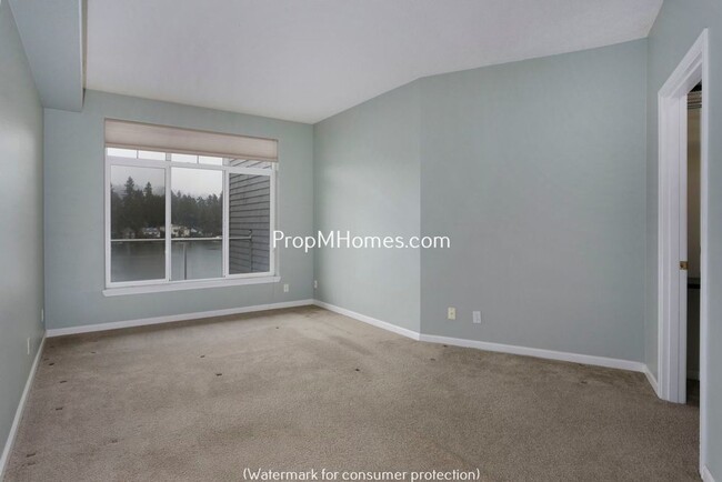 Building Photo - Top Floor Two Bedroom Lakefront Condo in D...