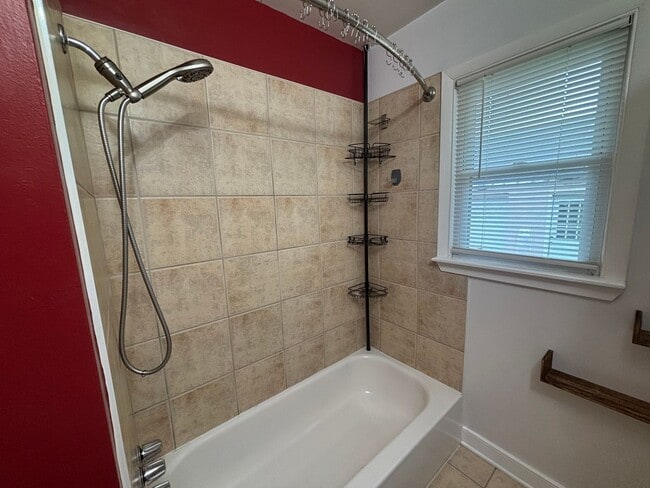 Building Photo - Charming 3 Bedroom 1 Bathroom Brick Ranch ...