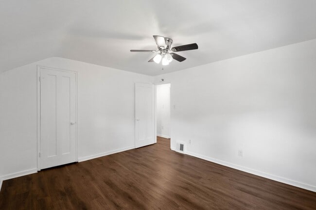 Building Photo - Stunning 2 bedroom home in Dormont availab...