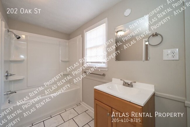 Building Photo - 202 Oak St