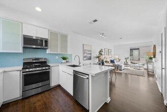 Building Photo - 3 bedroom 3.5 bath - Townhouse for rent