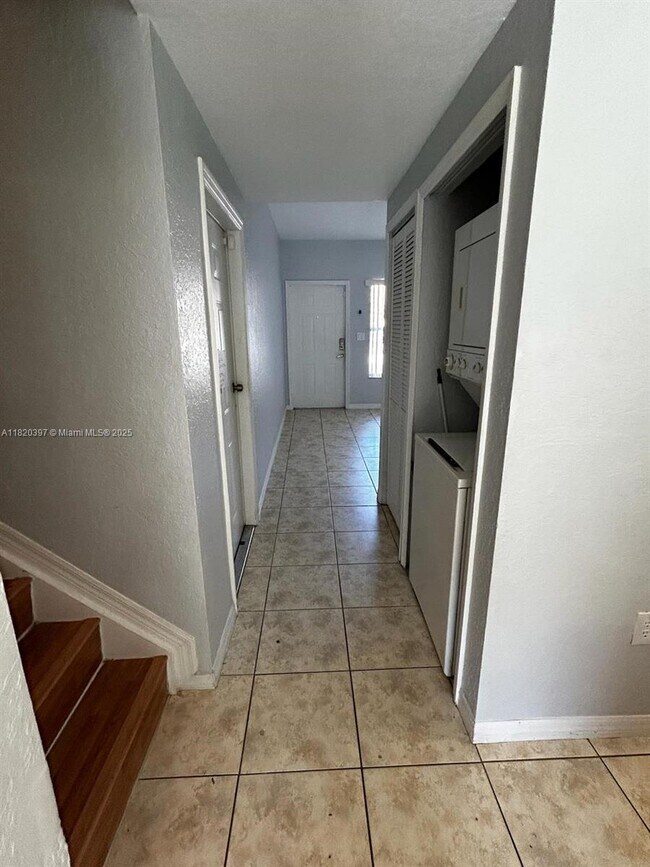 Building Photo - 865 SW 6th Ct