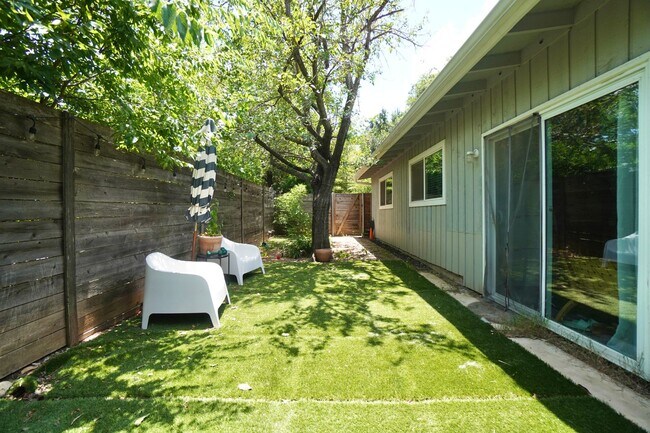 Building Photo - 1117 Mariposa Dr