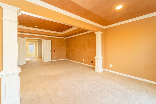 Building Photo - Updated Faircrest 4 BD 3.5 BA Townhome