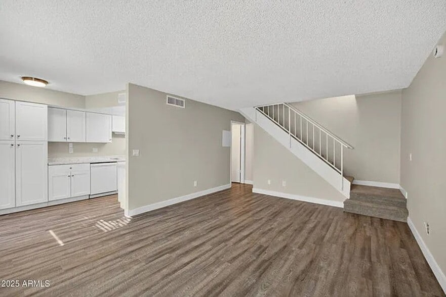 Building Photo - 860 E Brown Rd