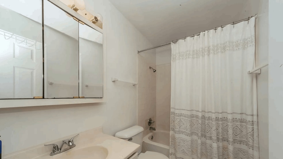 Building Photo - 239 W Court of Shorewood