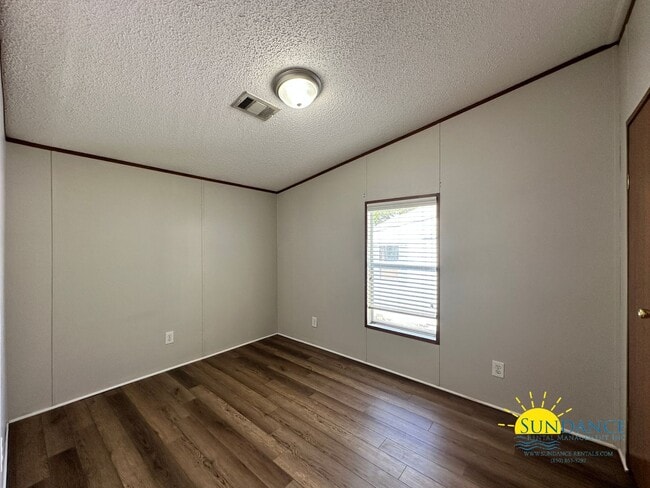 Building Photo - 3 Bedroom Home Near Both Bases
