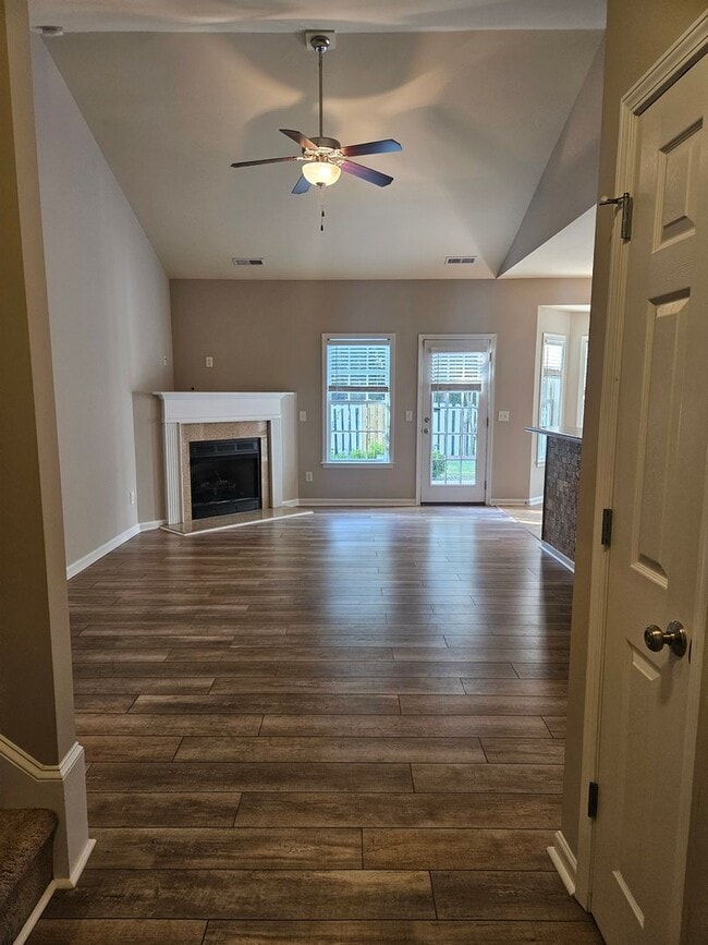 Building Photo - 350 Hanna Dr