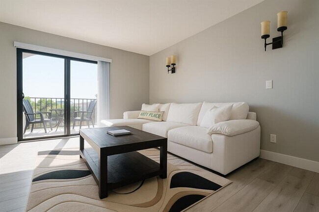 Building Photo - 4013 N Ocean Dr