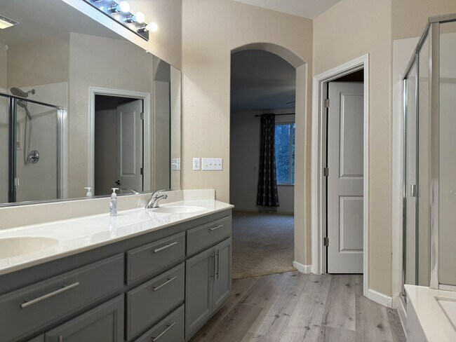 Building Photo - Polished and Chic 4/2 Available NOW!!