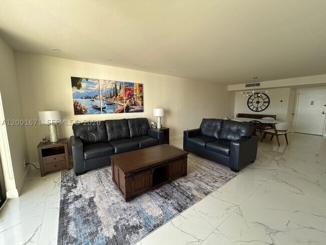 Building Photo - 2500 Parkview Dr