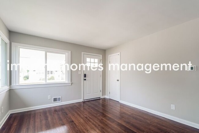 Building Photo - Fully Renovated 4 Bedroom Single Family Ho...