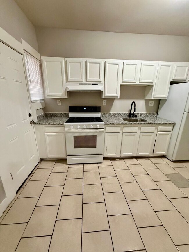 Building Photo - Large Wolcott Home Rent Ready