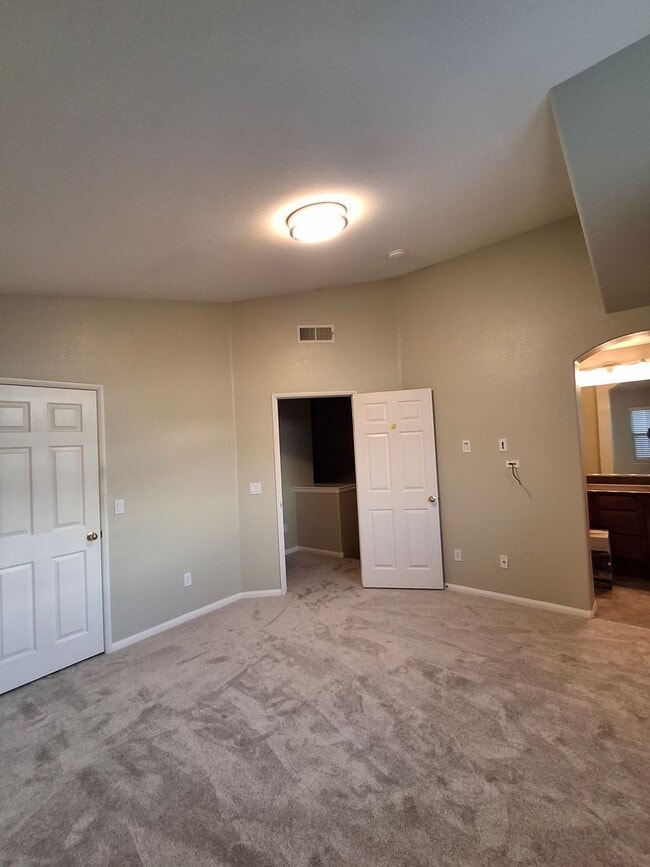 Building Photo - Amazing 2-Bedroom Townhome with Central AC/Heat! MUST SEE!