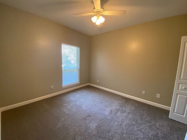 Building Photo - Spacious 3Bed/2Ba Brick Home in Established Neighborhood w/Easy Access to Everything! *SPECIAL: 1...