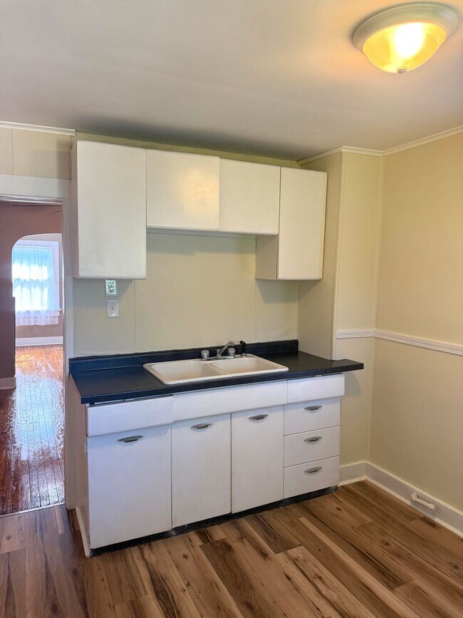 Primary Photo - 1126 Nelson St