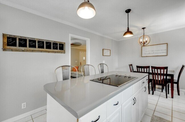 Building Photo - BEAUTIFUL 3 bedroom Lookout Valley home!