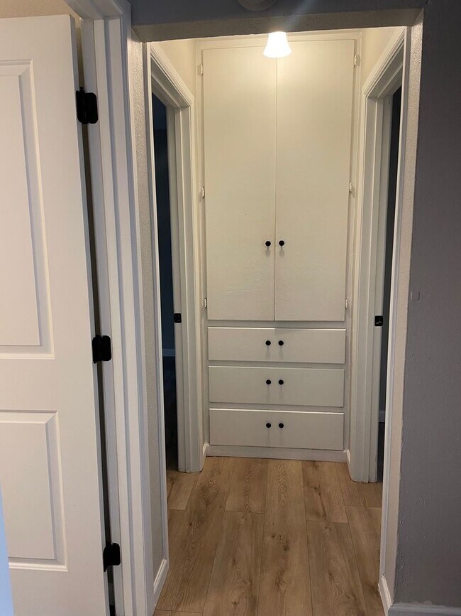 Building Photo - Charming Single-Level Living with Bonus Flex Space & Private Yard